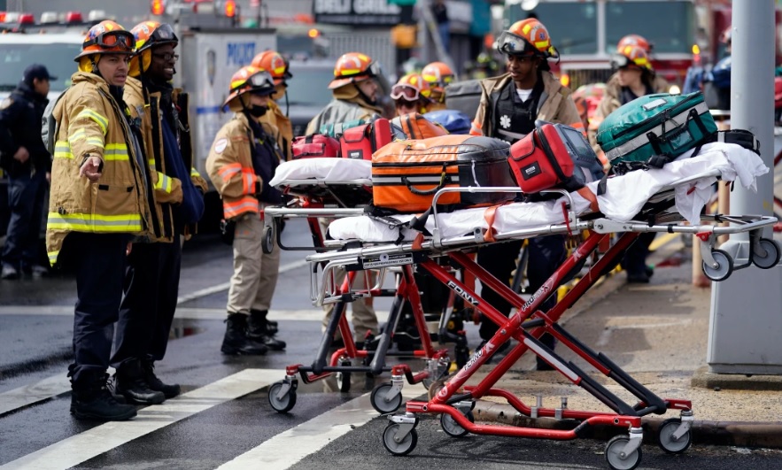 Atirador abre fogo em metrô do Brooklyn e deixa 16 feridos